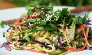 Makaron chow mein z warzywami: cukinią, marchewką, czerwoną kapustą i sezamem.