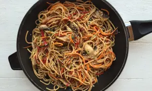 Zamienniki makaronu chow mein, które uratują Twoje dania