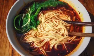 Makaron chow mein z czego jest zrobiony? Poznaj składniki i ich znaczenie