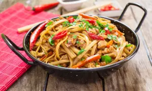 Jak ugotować makaron chow mein - proste przepisy, które zaskoczą