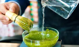 Ile kofeiny ma matcha? Zaskakujące porównanie z kawą i herbatą