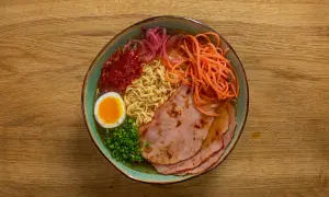 Szybki przepis: jak zrobić ramen z zupki chińskiej z dodatkami