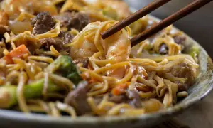 Makaron chow mein z czym jeść: najlepsze dodatki, które zaskoczą