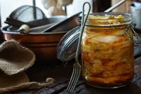 Kimchi jak długo przechowywać, aby uniknąć zepsucia i straty smaku