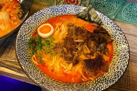 Gdzie zjeść ramen w Warszawie? Odkryj najlepsze miejsca na ramen