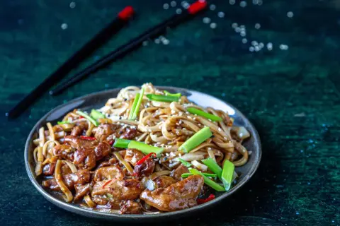 Gdzie kupić chow mein? Najlepsze miejsca na zakupy online i w sklepie