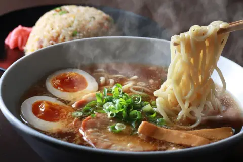 Jak smakuje ramen? Odkryj niezwykłe smaki i aromaty tej zupy