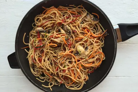 Zamienniki makaronu chow mein, które uratują Twoje dania