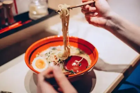Czy można jeść ramen w ciąży? Bezpieczne składniki i porady
