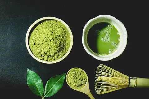 Czy matcha to zielona herbata? Odkryj jej właściwości i różnice