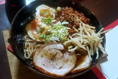 Ile kosztuje ramen w Polsce? Ceny w restauracjach, które zaskoczą