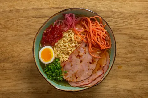 Szybki przepis: jak zrobić ramen z zupki chińskiej z dodatkami