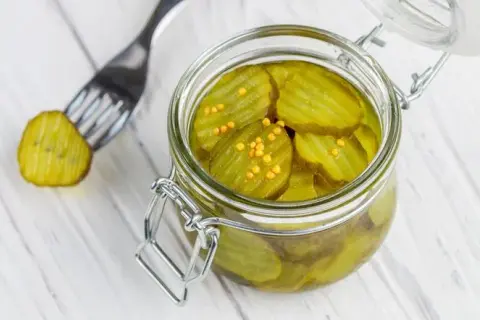 Jak zrobić ogórki w curry - prosty przepis na pyszny dodatek