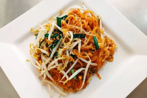 Jakie warzywa do pad thai? Odkryj najlepsze składniki do dania