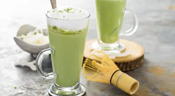 Matcha latte co to? Odkryj smak i zdrowotne korzyści napoju
