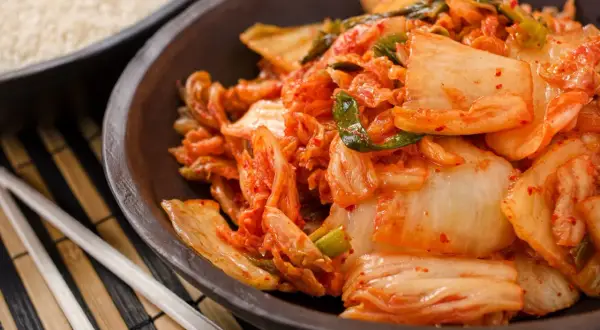 Ile kalorii ma kimchi? Zaskakujące fakty o kaloryczności tego przysmaku