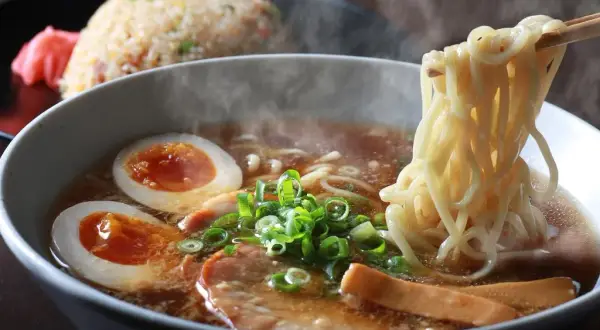 Jak smakuje ramen? Odkryj niezwykłe smaki i aromaty tej zupy