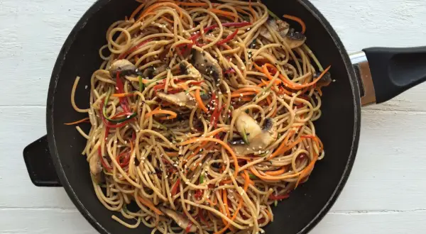 Zamienniki makaronu chow mein, które uratują Twoje dania