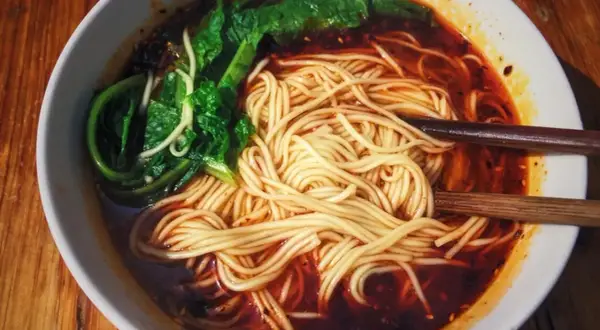 Makaron chow mein z czego jest zrobiony? Poznaj składniki i ich znaczenie