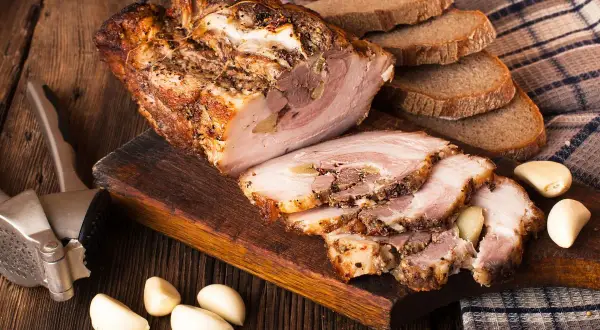 Ile ma się piec boczek w piekarniku, aby był idealny?