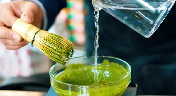 Ile kofeiny ma matcha? Zaskakujące porównanie z kawą i herbatą