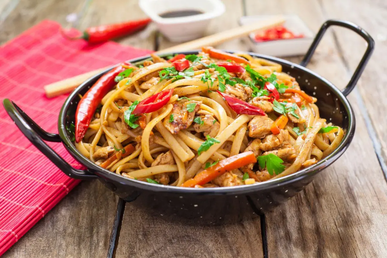 Jak ugotować makaron chow mein - proste przepisy, które zaskoczą
