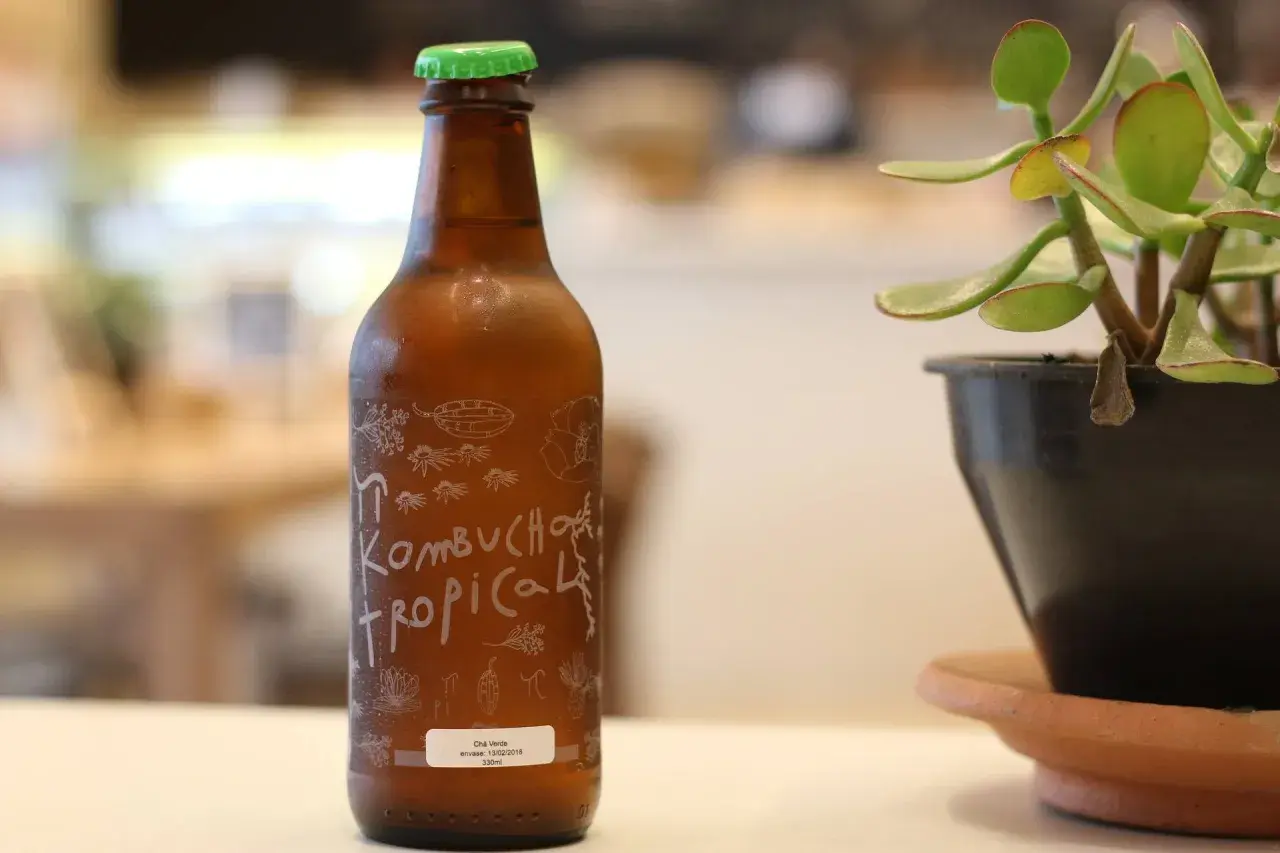 Dlaczego kombucha smakuje jak ocet? Zrozum smak i fermentację