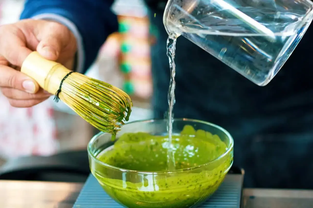 Ile kofeiny ma matcha? Zaskakujące porównanie z kawą i herbatą
