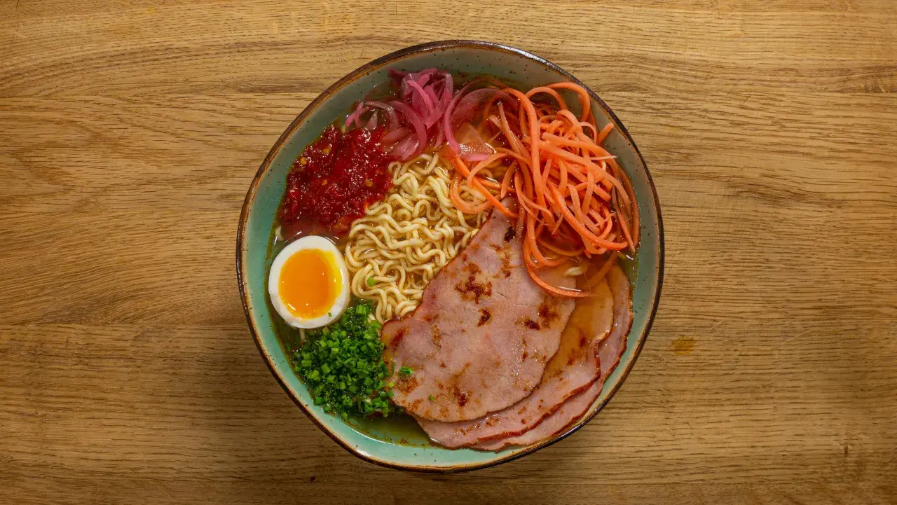 Szybki przepis: jak zrobić ramen z zupki chińskiej z dodatkami