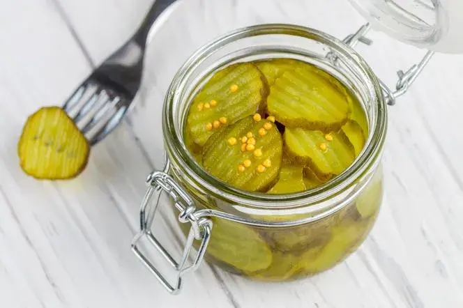 Jak zrobić ogórki w curry - prosty przepis na pyszny dodatek