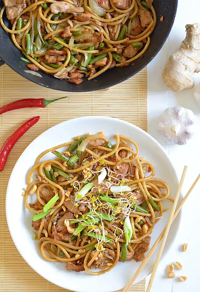 Zdjęcie Zamienniki makaronu chow mein, które uratują Twoje dania