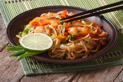 Zdjęcie Jaki makaron do pad thai? Oto, co musisz wiedzieć, aby nie pomylić się