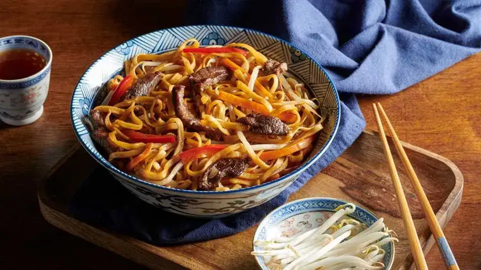 Zdjęcie Jak ugotować makaron chow mein - proste przepisy, które zaskoczą