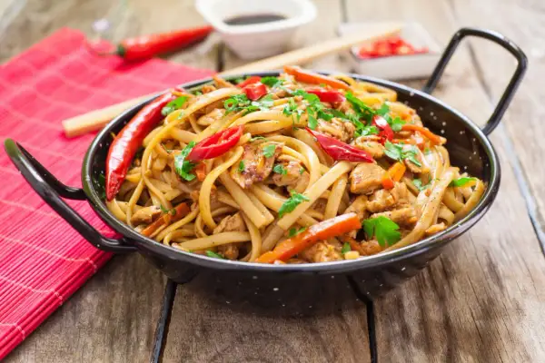 Jak ugotować makaron chow mein - proste przepisy, które zaskoczą