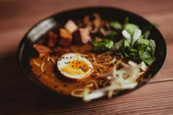 Jak zrobić ramen z rosołu w prosty sposób - smaczny i szybki przepis