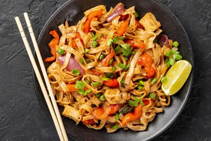 Jak zrobić pasta pad thai - łatwy przepis na pyszne danie